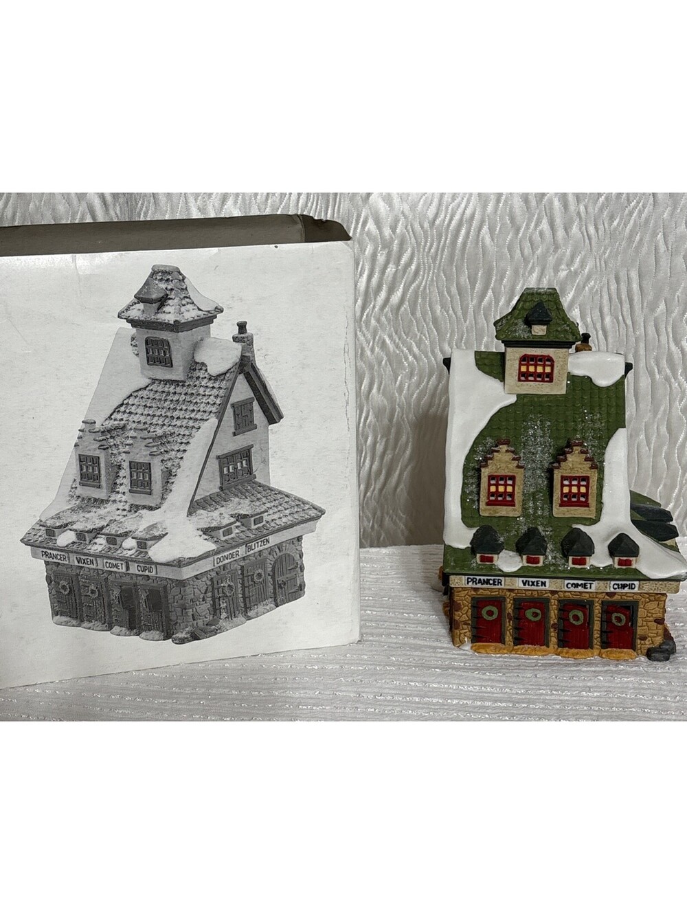 Dept 56 North Pole Series Reindeer Barn #5601-4 w/ Original Box, Cord
